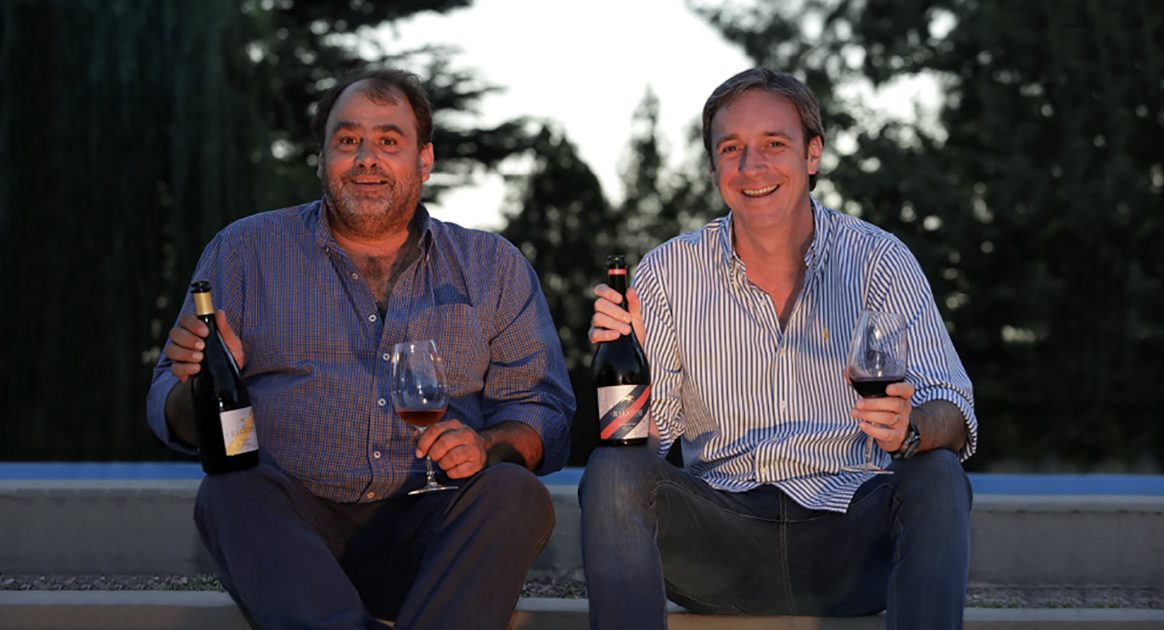 Pepe Reginato y Flaco Gabrielli brindando con El Relator